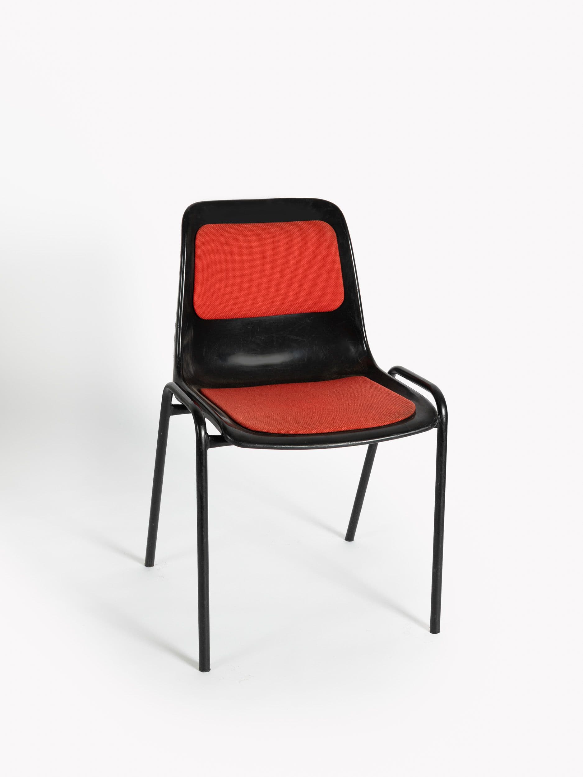 Cadira apilable entapissada vermella