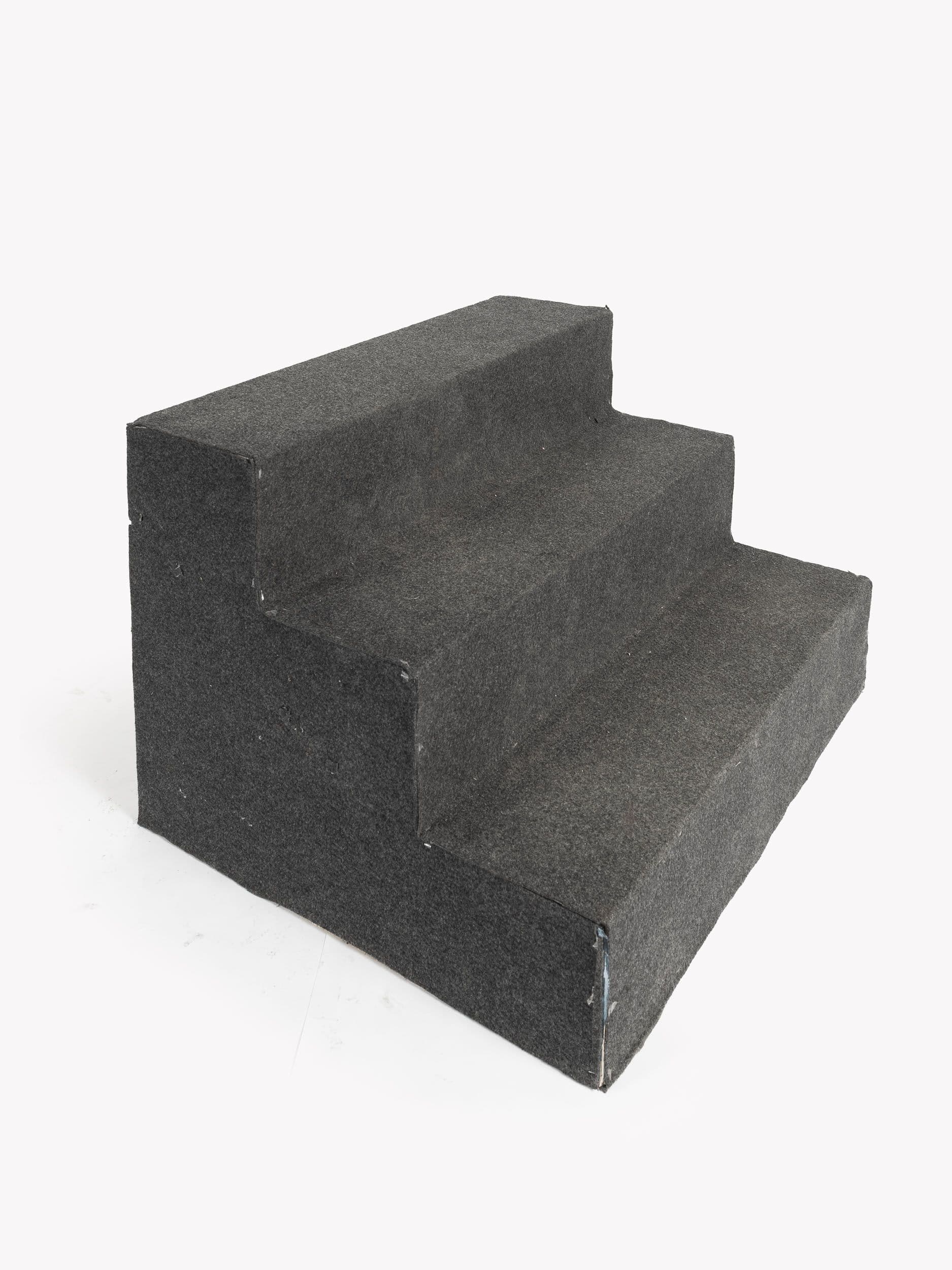 Escalera de madera tapizada en negro